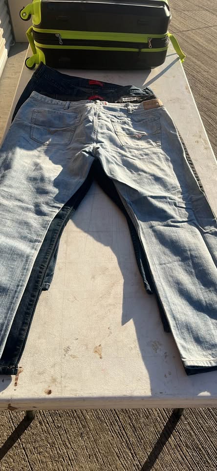 4 pair of women’s guess jeans