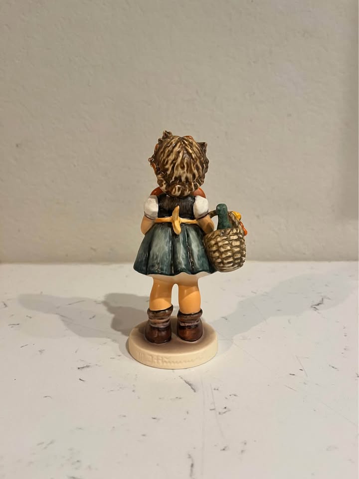 Vintage Goebel Hummel Figurine “I Hab Di Gern” Girl with Heart – TMK-6 West Germany - image 3