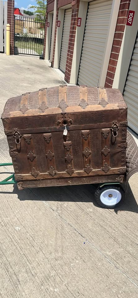 Mid 19th century sea chest - must go - image 2