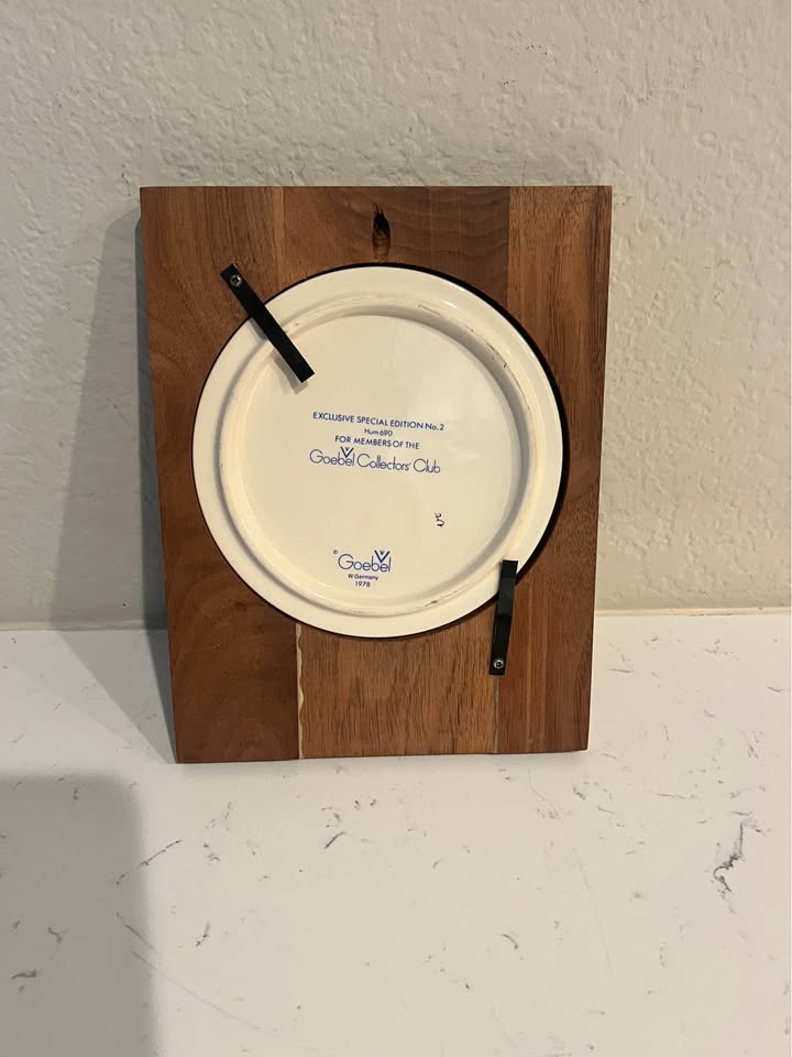 Vintage 1978 Goebel Collectors’ Club “Smiling Through” Wall Plaque – Special Edition No. 2 - image 2
