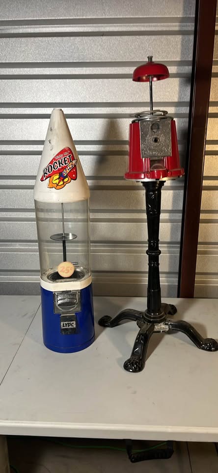 A pair of Vintage Gumball Machines Lot – Rocket + Pedestal Floor Model - image 7