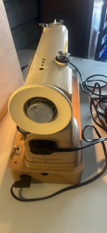Fully Working Singer 404 Sewing Machine – – Smooth Stitch – Pedal & Case - image 3