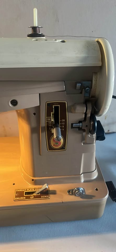 Fully Working Singer 404 Sewing Machine – – Smooth Stitch – Pedal & Case - image 5