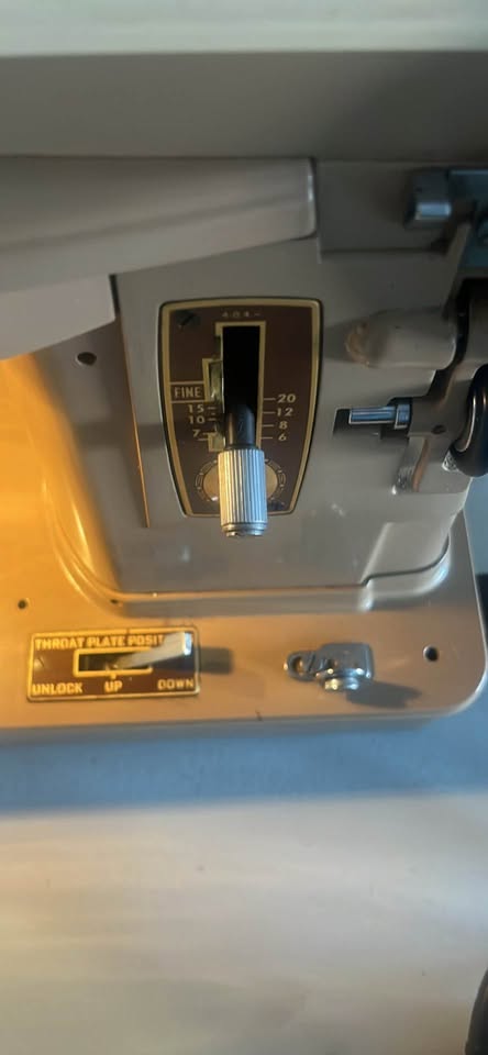 Fully Working Singer 404 Sewing Machine – – Smooth Stitch – Pedal & Case - image 8