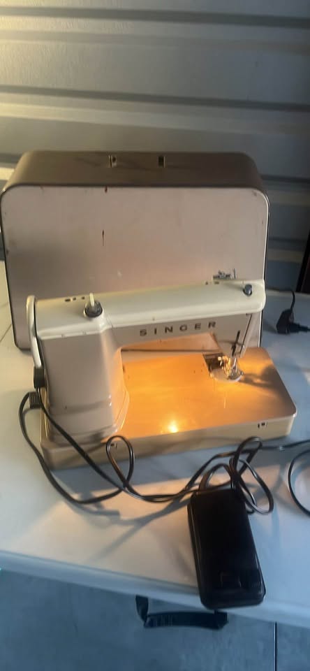 Fully Working Singer 404 Sewing Machine – – Smooth Stitch – Pedal & Case - image 2
