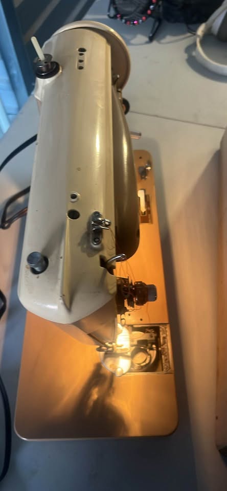 Fully Working Singer 404 Sewing Machine – – Smooth Stitch – Pedal & Case - image 4