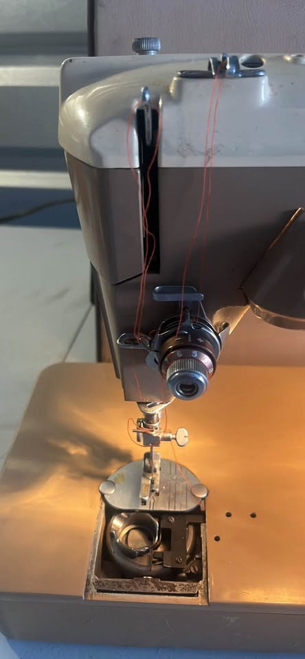 Fully Working Singer 404 Sewing Machine – – Smooth Stitch – Pedal & Case - image 6