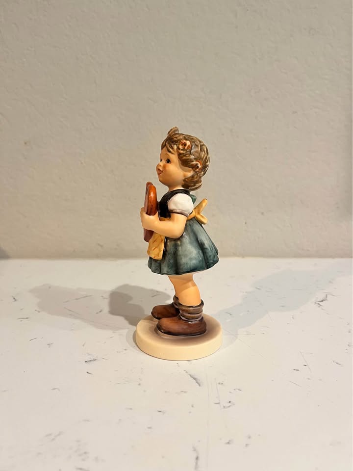 Vintage Goebel Hummel Figurine “I Hab Di Gern” Girl with Heart – TMK-6 West Germany - image 4