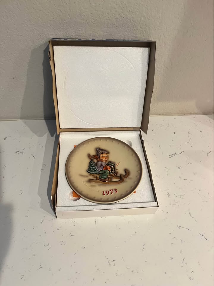 Vintage 1975 M.J. Hummel Annual Plate by Goebel with Original Box - image 3