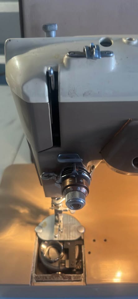 Fully Working Singer 404 Sewing Machine – – Smooth Stitch – Pedal & Case - image 7