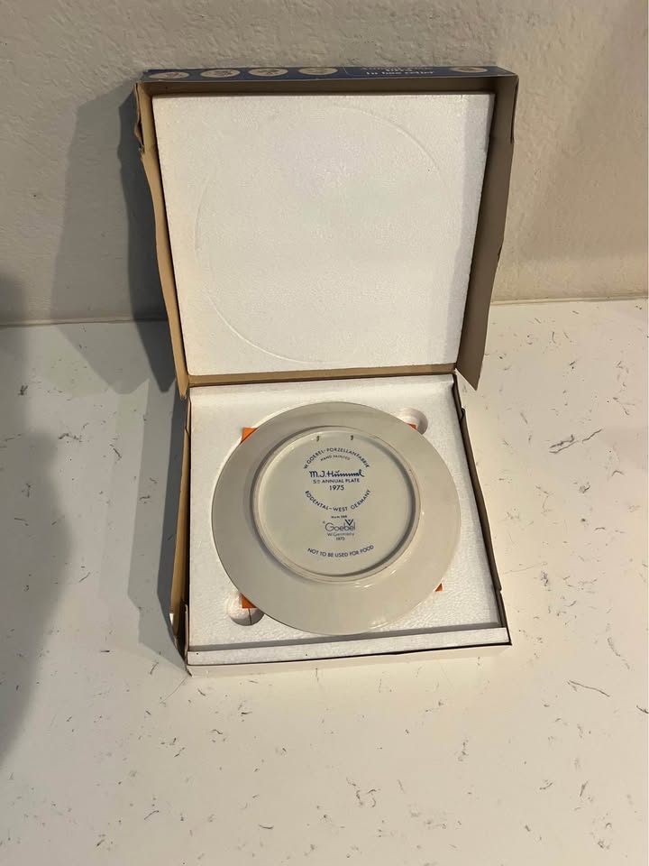 Vintage 1975 M.J. Hummel Annual Plate by Goebel with Original Box - image 2