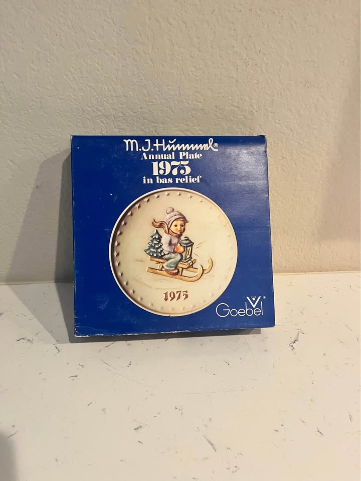 Vintage 1975 M.J. Hummel Annual Plate by Goebel with Original Box - image 4