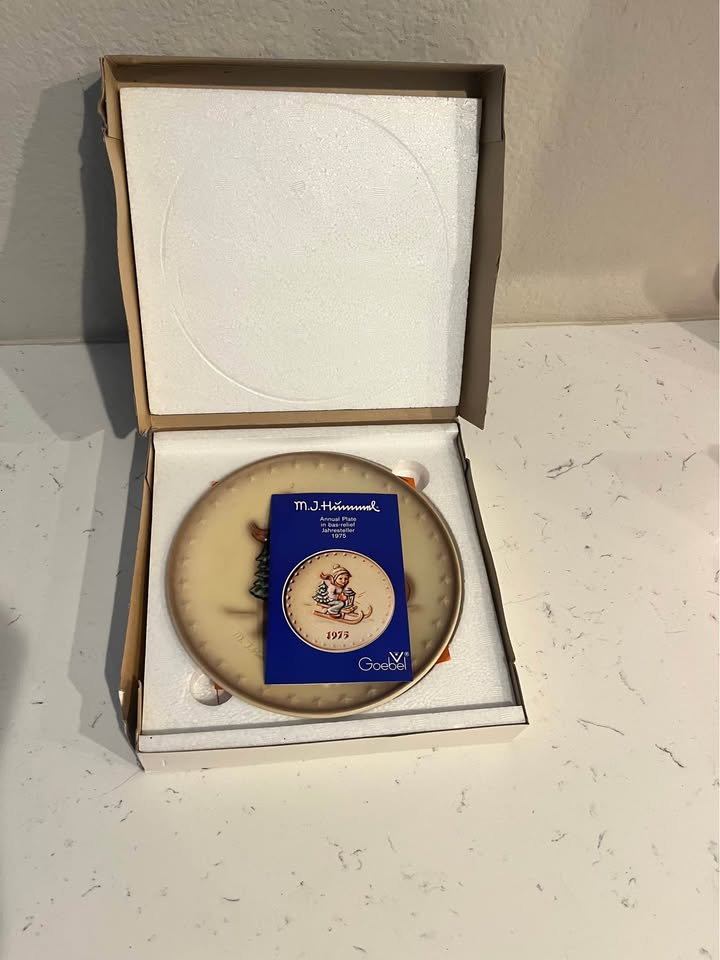Vintage 1975 M.J. Hummel Annual Plate by Goebel with Original Box