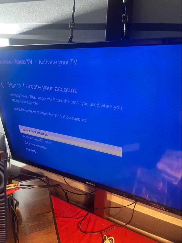 Hisense 40” Roku Smart TV – Works Great – HDMI/Streaming - image 5